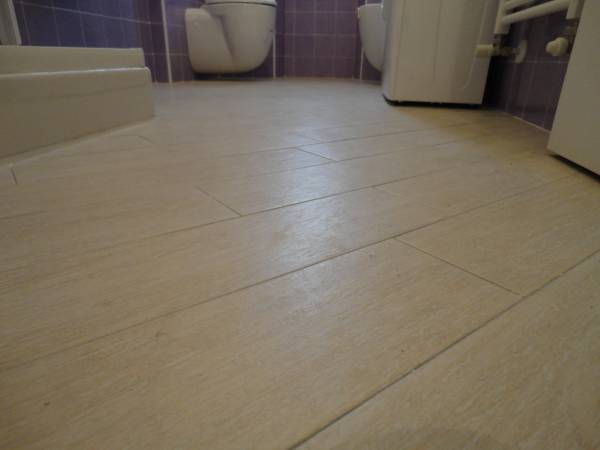 pavimento in gres porcellanato finto parquet bagno