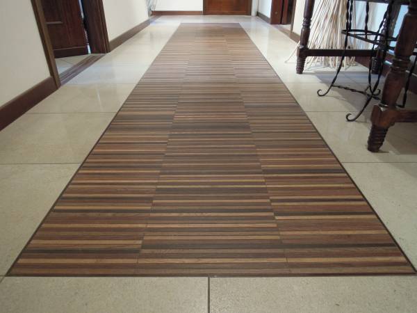 pavimento in gres poecellanato con inserto in listelli finto legno